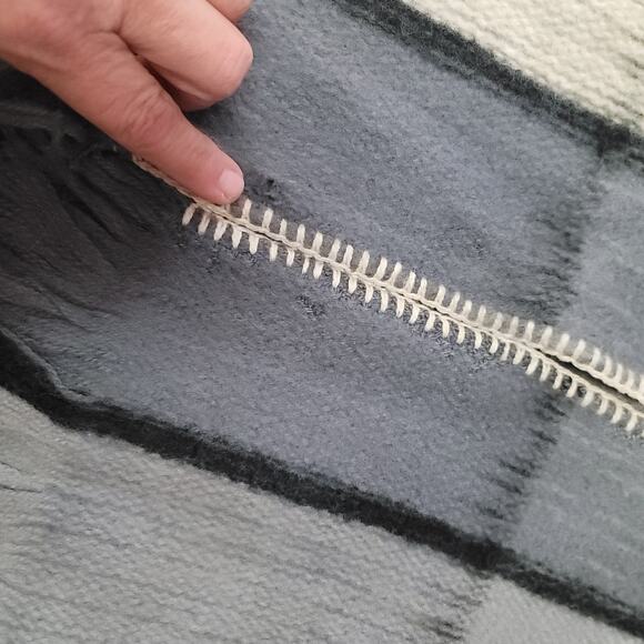 Vintage Wool poncho Serape Plaid Gray Cream Black One Size Wrap Cape - Picture 6 of 7